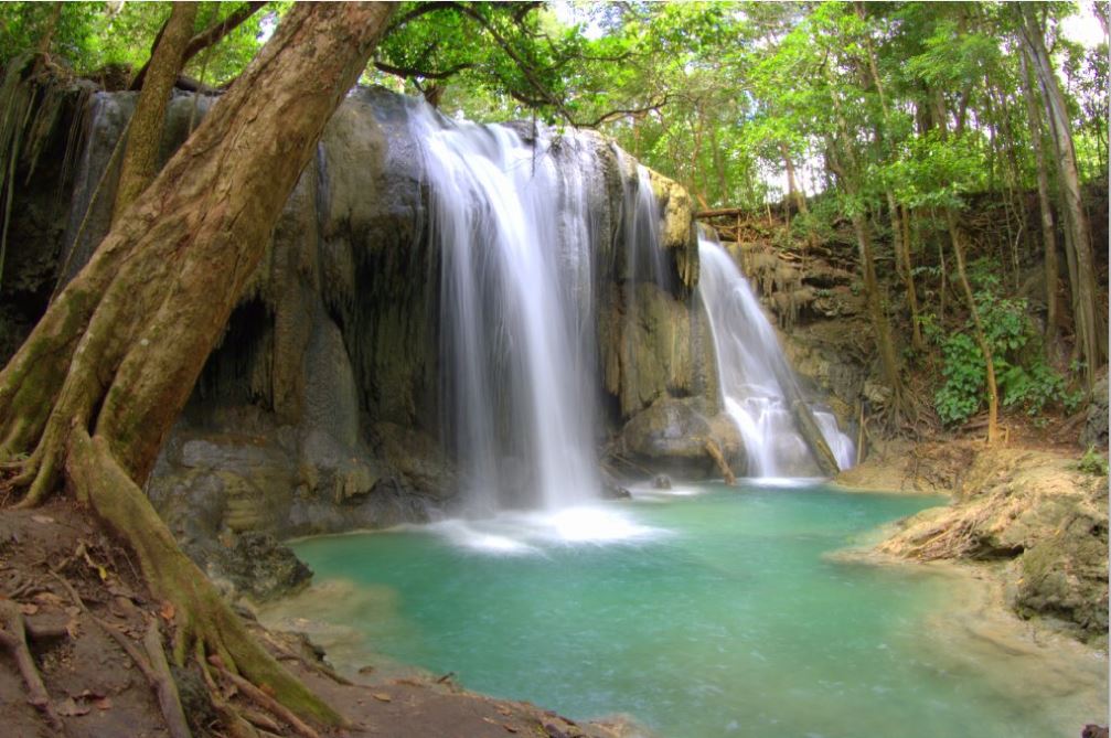 Air terjun ini berada di taman buru pulau moyo dengan tinggi 10 meter merupakan salah satu destinasi wisata di kabupaten sumbawa, air terjun ini lokasinya berdekatan dengan Aman Wana Resort sehingga sering dikunjungi wisatawan lokal dan mancanegara
air terjun ini juga pernah dikunjungi oleh Lady Diana, Maria Sharapova dan orang terkenal dunia lainnya. BKSDA NTB
