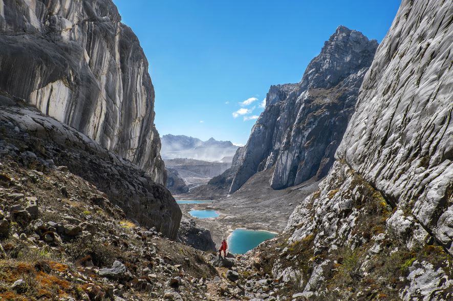 Peristiwa geologis pertemuan lempeng Australia dan Lempeng Pasifik telah membentuk morfologi pegunungan tengah Papua yang unik dengan dinding-dinding tebing yang curam dan cekungan-cekungan yang membentuk danau. Lembah Danau Tiga terletak pada batas areal pertambangan PT. Freeport Indonesia dan kawasan konservasi Taman Nasional Lorentz. Cekungan tersebut merupakan pintu masuk kawasan taman nasional melalui jalur pertambangan PT. Freeport Indonesia.