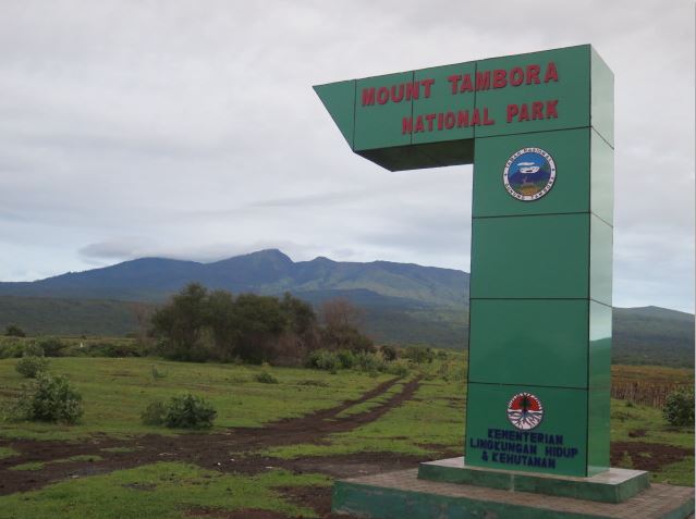 Pintu gerbang ini berada di jl lintas dompu-calabai, tepatnya di daerah doroncanga. Biasanya loaksi ini menjadi episentrum perayaan Festival Pesona Tambora.