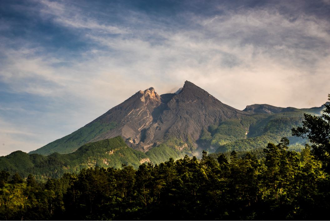 Rekahan puncak Merapi yang mengarah ke Kali Gendol dapat terlihat dengan jelas dari Deles, Kemalang, Kabupaten Boyolali. Erupsi 2010 membuka arah luncuran material vulkanik ke Kali Gendol, Kabupaten Sleman. Luncuran material vulkanik sampai dengan 15 Km.
