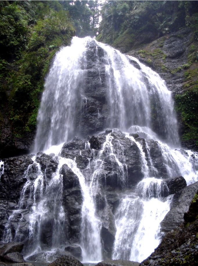 Air Terjun yang eksotis memiliki ketinggian lebih dari 100 m dengan 24 undakan. Perjalanan menuju lokasi membutuhkan waktu kurang lebih 6 jam dari desa setempat. Suasana yang tenang hanya ditemani suara deru air terjun dan kicauan burung menambah alaminya suasana hutan.