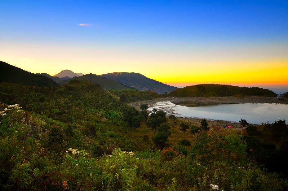 Nama Telaga Dringo atau Telaga Sidringo mungkin belum setenar obyek wisata Dieng lainnya seperti Gunung Prau, Bukit Sikunir, dan Telaga Warna. Telaga indah di Banjarnegara ini bisa dikatakan masih sepi dari pengunjung. Padahal obyek wisata ini tak kalah menarik dengan obyek wisata lainnya. Malahan Telaga Dringo disebut-sebut sebagai telaga tertinggi dan terindah se-Jawa Tengah. Berada di ketinggian 2.222 mdpl, Telaga Dringo menyuguhkan pemandangan alam yang sangat indah, asri, bebas polusi, dan tenang.(wisatadieng.net)