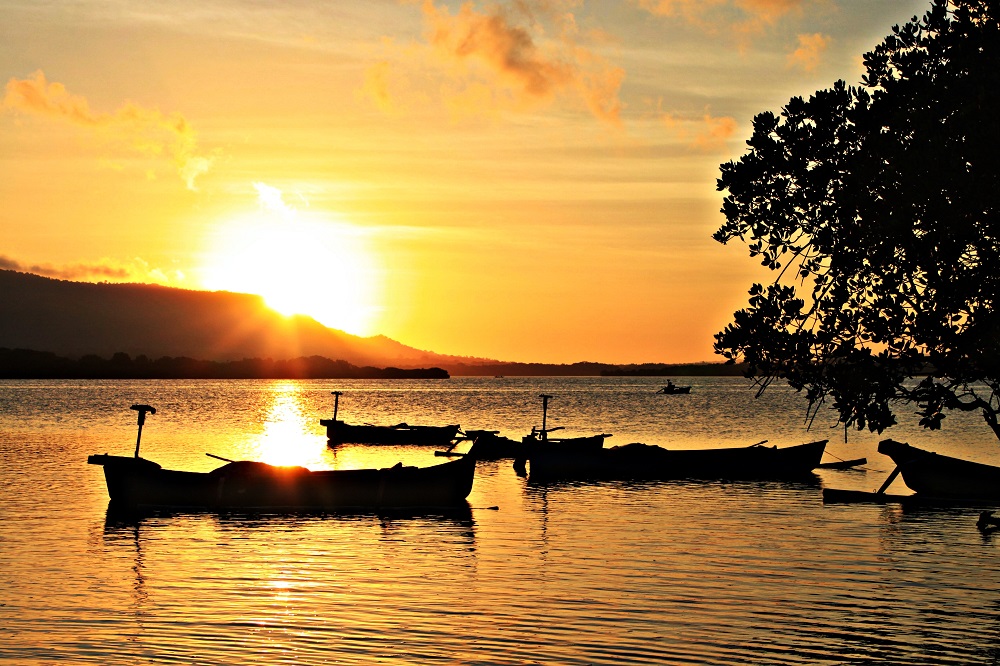 Pantai Karang Sewu merupakan hamparan padang rumput savana dengan 3 pulau kecil yakni pulau Kalong, Pulau Burung dan Pulau Gadung dengan hamparan padang lamun dan mangrove