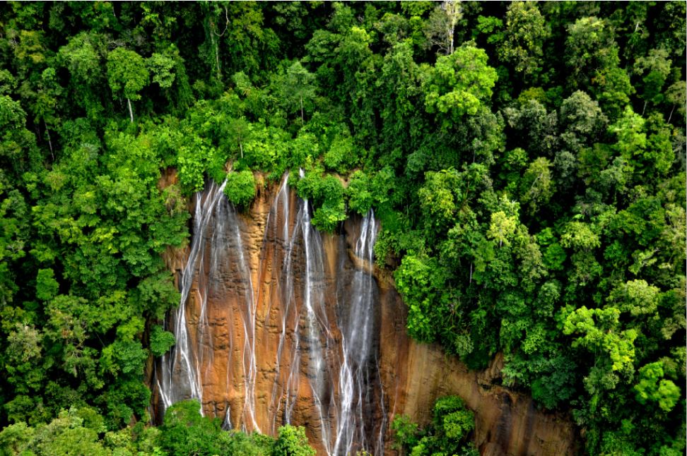 Air Terjun yang masih misterius berada didalam kawasan Taman Nasional Aketajawe Lolobata Blok Aketajawe ini diambil diatas Helikopter pada saat pemantauan kawasan. Memiliki tebing yang sangat curam dan masih belum diketahui titik pastinya.