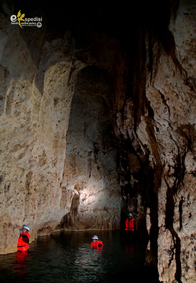 Merupakan goa vertikal dengan kedalaman 9,5 m dan panjang total yang sudah dipetakan kurang lebih 647 m. Memiliki debit air 0.20 m3/s. Goa yang sangat cocok bagi petualang sejati yang ingin menyusuri goa yang sekaligus menikmati mata air didalam goa Rimpala.