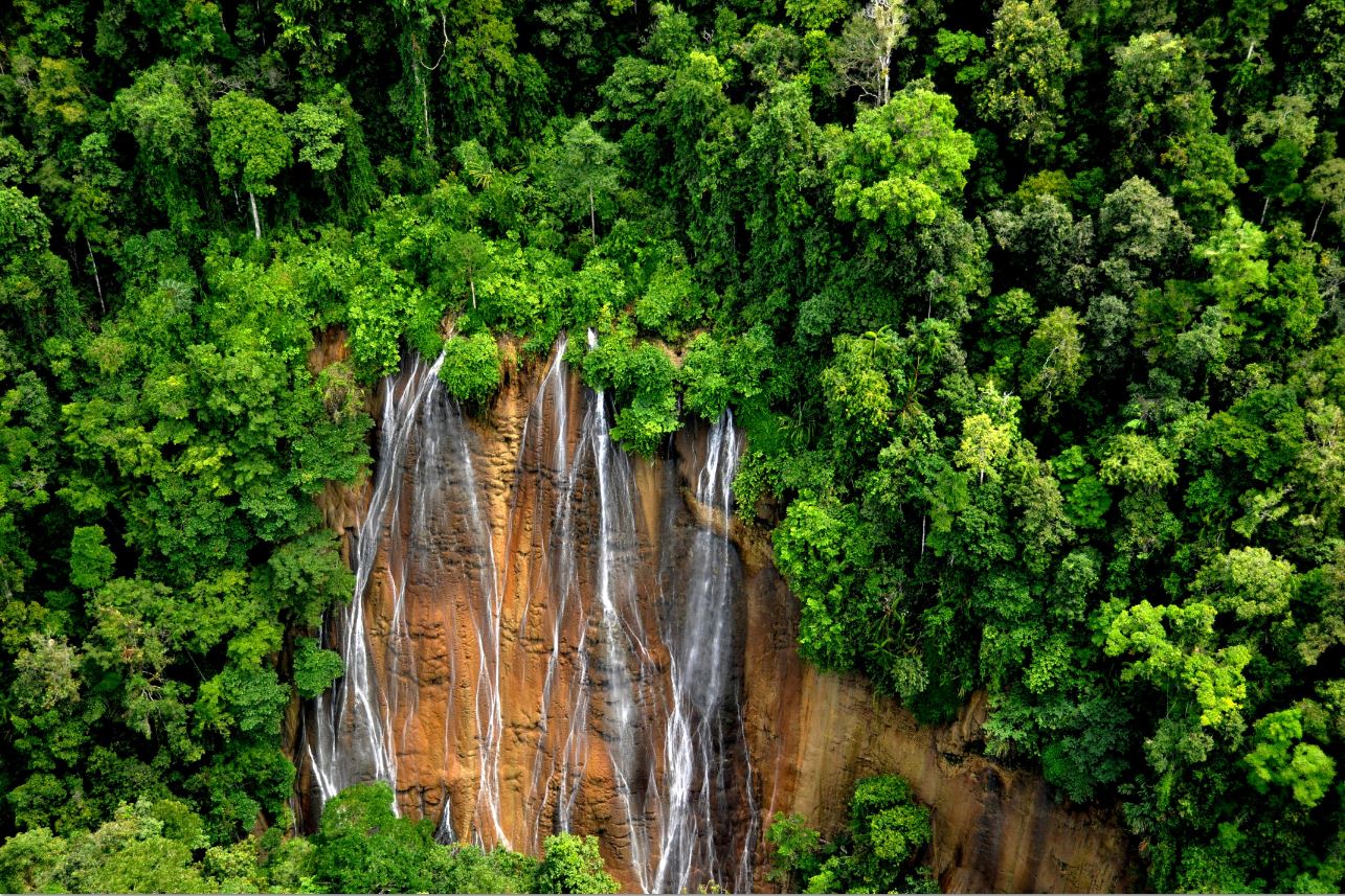 Air Terjun yang masih misterius berada didalam kawasan Taman Nasional Aketajawe Lolobata Blok Aketajawe ini diambil diatas Helikopter pada saat pemantauan kawasan. Memiliki tebing yang sangat curam dan masih belum diketahui titik pastinya.