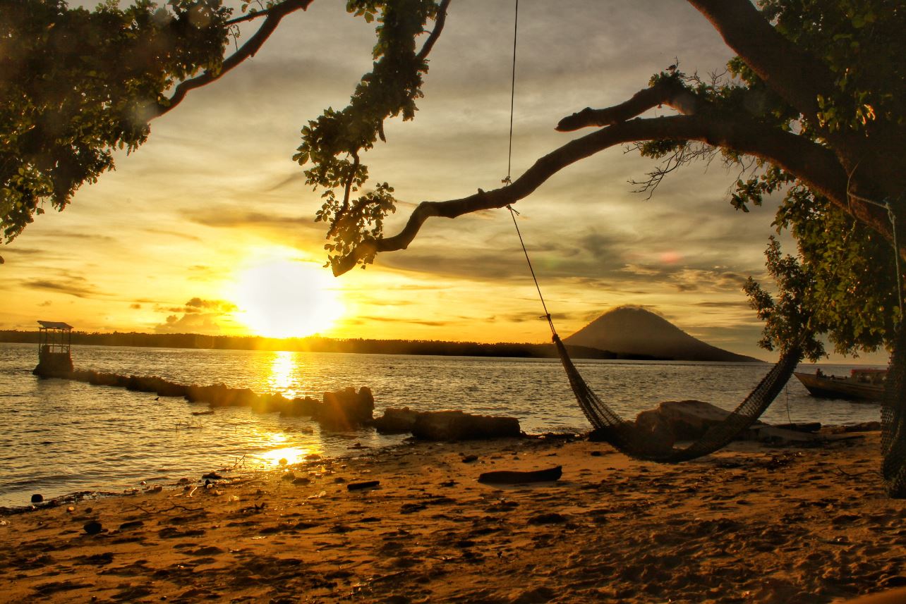 Tidak hanya diving yang bisa di lakukan di Taman Nasional Bunaken. Hamparan pasir putih dengan dengan pemandangan lautan & pulau-palau yang berada dalam kawasan Taman Nasional dipadu dengan keindahan sunset menarik wisatawan lokal maupun asing untuk berkunjung di pulau siladen.
