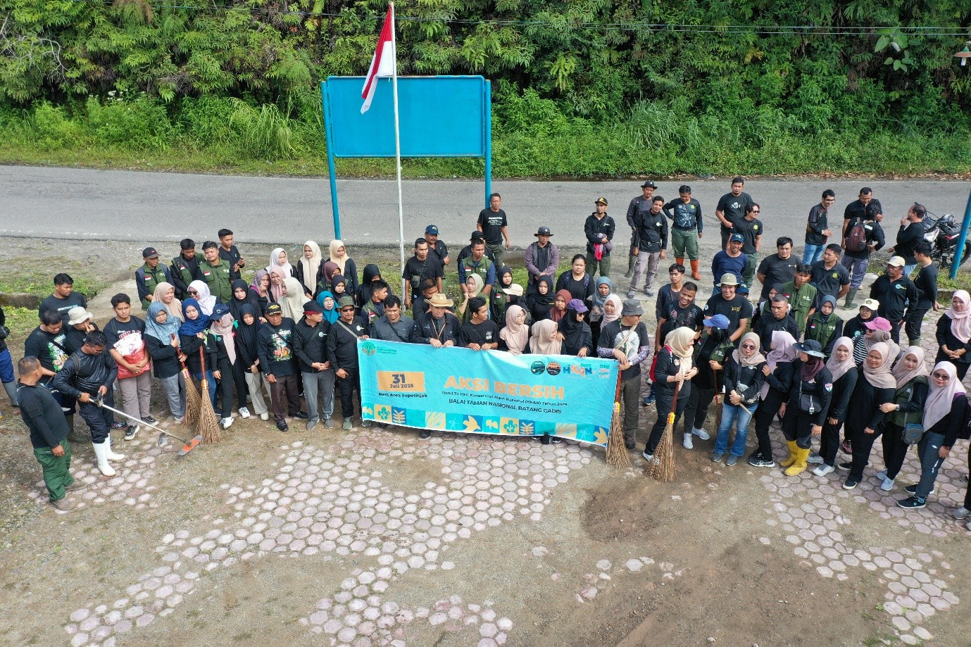 Taman Nasional Batang Gadis Gelar Aksi Bersih Lingkungan Bersama Sakwanabakti dan Green Youth Movement