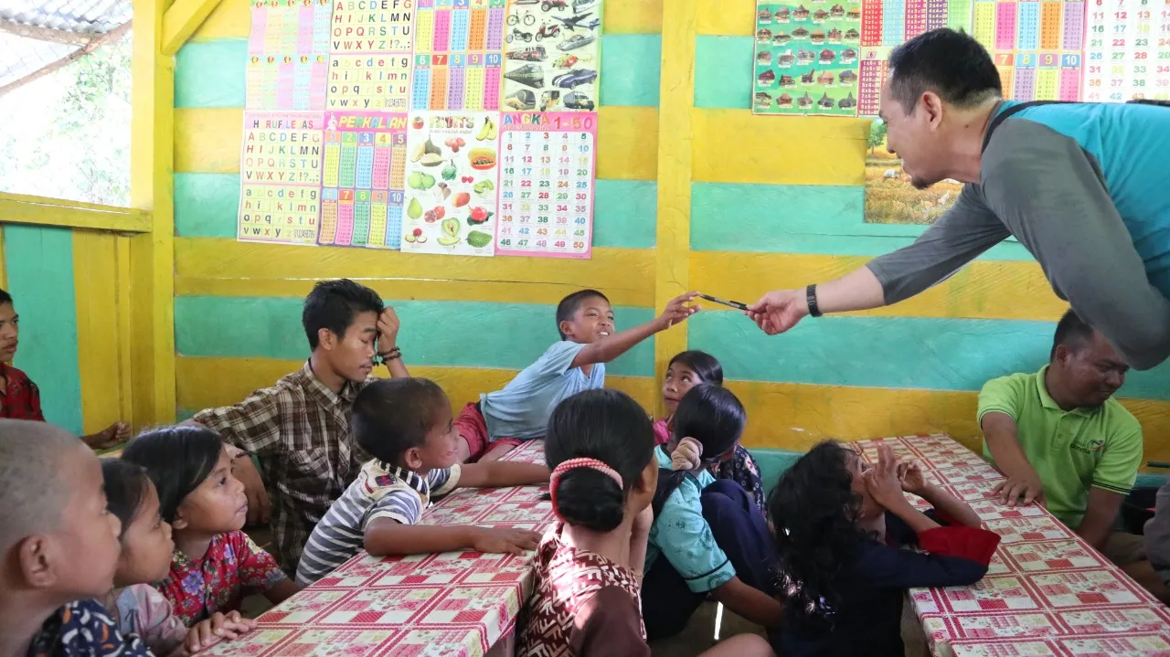 Banner Saung dan Sekolah Rimba, Apa Bedanya?