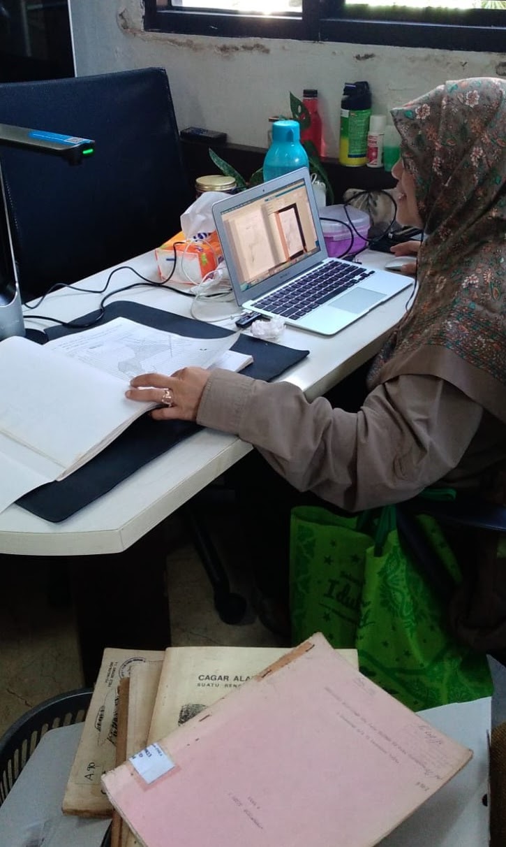 IBu Damar mengerjakan dijitalisasi. Sebagian besar dokumen dikerjakan beliau