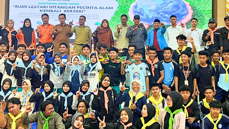 Banner Dari Branta Tinggi, Sebuah Pesan Keras Untuk Bumi: Sampah Yang Kita Abaikan Kembali Menyapa