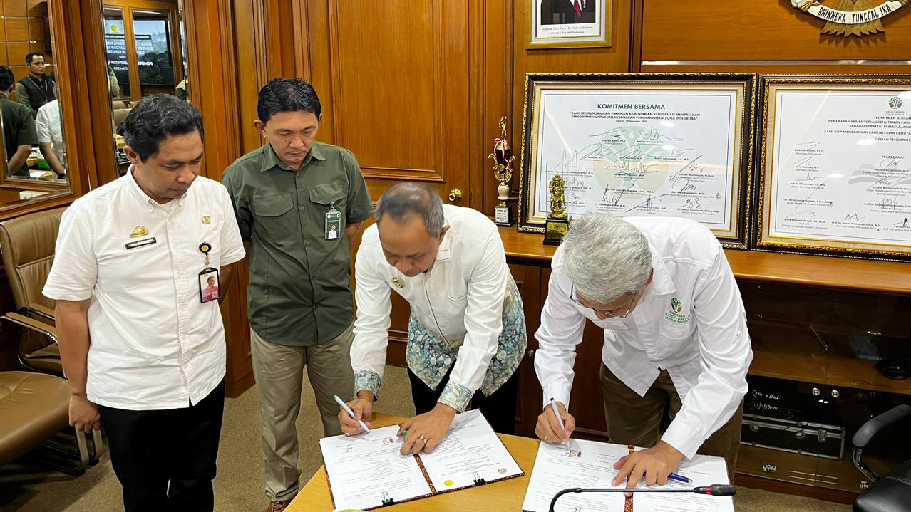 Banner Bupati Selayar dan Dirjen KSDAE Teken Kerja Sama Kelola Taka Bonerate