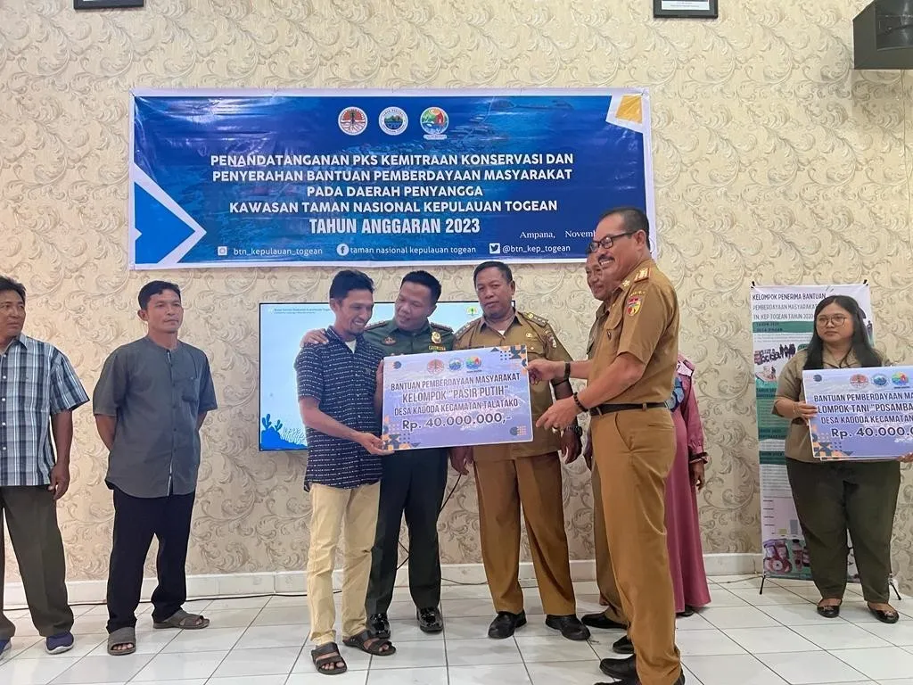 Banner Bersama Pemkab Tojo Una-Una, Balai TN Kepulauan Togean Beri Bantuan