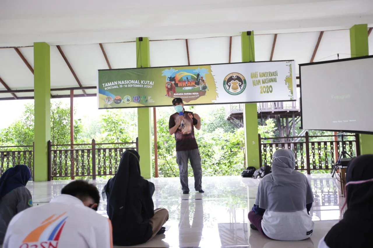 Banner Peserta Kemah Konservasi Mendapat Pencerahan Jurnalistik