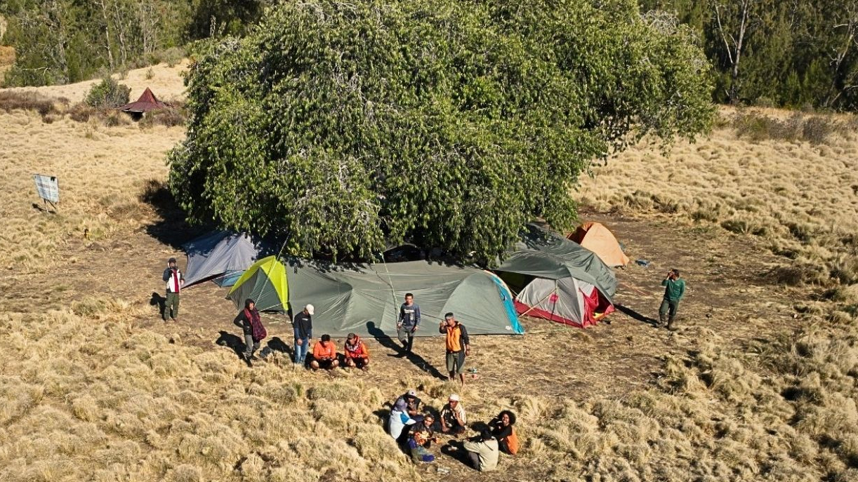 Banner Bara Belum Pergi, Penjagaan di Savana Cikasur Berganti