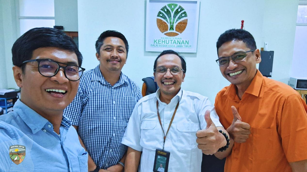 Banner Di Balik Logo Badak Jawa, Peran Pers Dalam Cerita Konservasi Jawa Timur