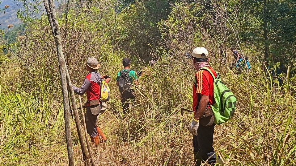 Banner Sebelum Api Datang, Ratusan Meter Jalur di Gunung Sigogor Dibersihkan