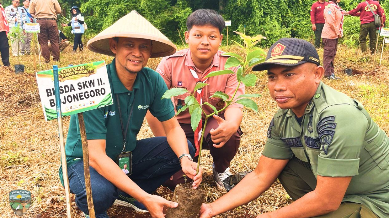 Banner Di Bawah Langit Parengan, Harapan Itu Ditanam