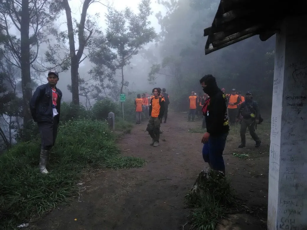 Banner Pencarian Pendaki WNA di Gunung Merbabu Masih Dilanjutkan, Seluruh Jalur Pendakian Ditutup