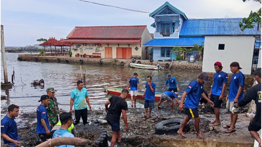 Banner Dari Dermaga untuk Laut: Aksi Gotong Royong Bersihkan Pantai Karimunjawa