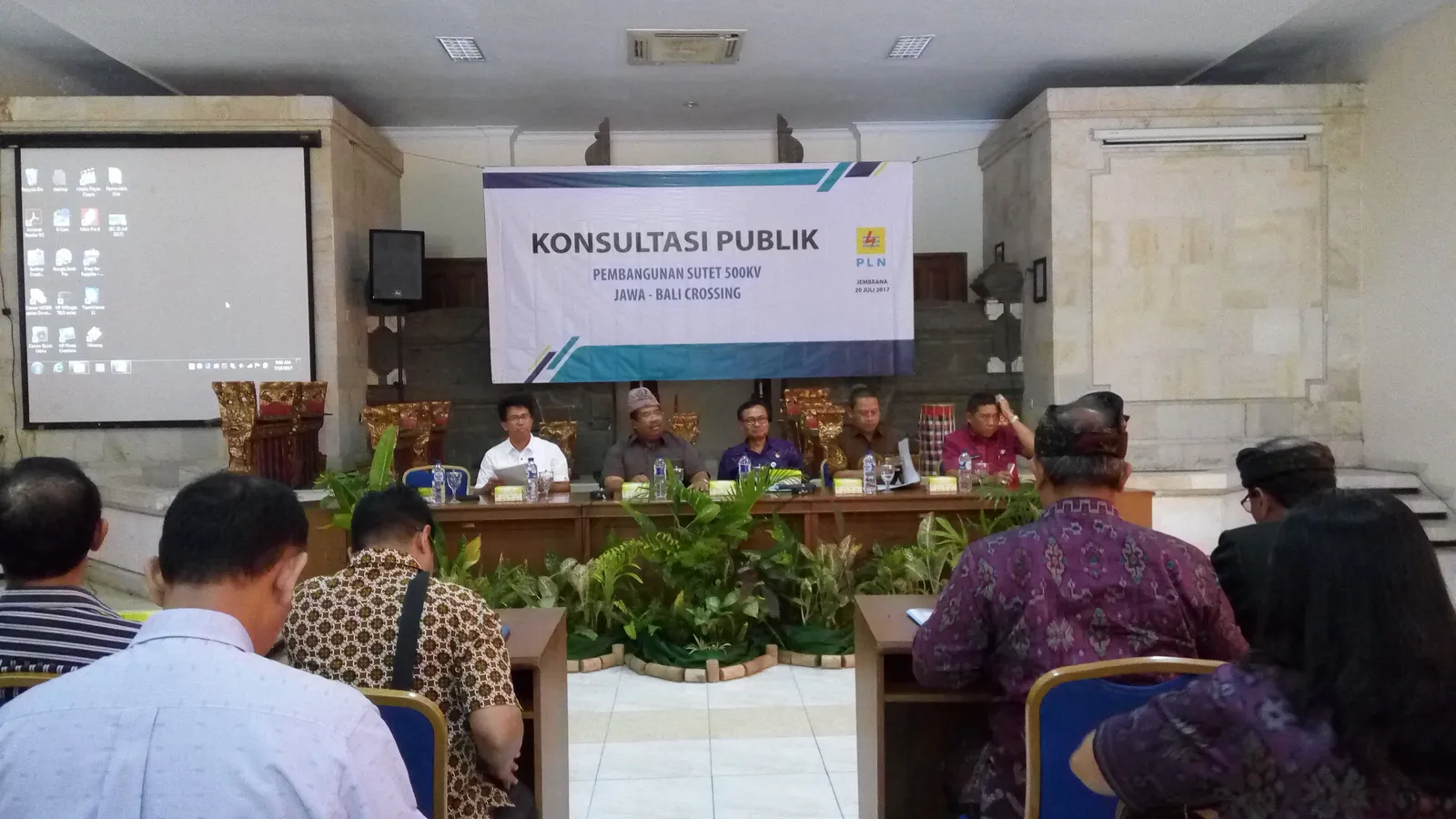 Banner Konsultasi Publik Pembangunan Sutet 500 kV Jawa Bali Crossing Oleh PT PLN (Persero) di TN. Bali Barat