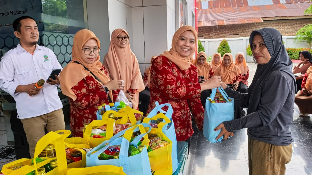 Banner Wujud Kepedulian di Bulan Suci: DWP dan Pegawai Balai TN Taka Bonerate Bagikan Takjil dan Bingkisan Ramadan