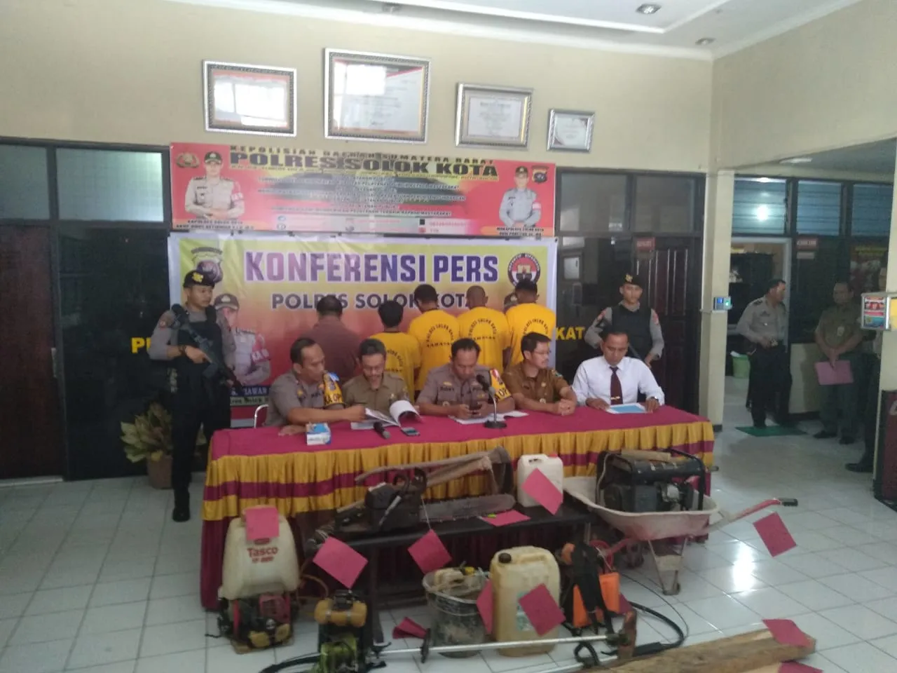 Banner BKSDA Sumbar Bersama Kepolisian Resort Solok dan Dinas Kehutanan Konferensi Pers Kebakaran Hutan di Nagari Saniang Baka Solok