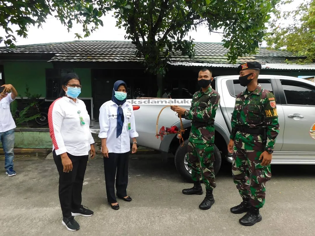 Banner Balai KSDA Maluku Menerima Penyerahan 3 Ekor Burung Nuri Maluku