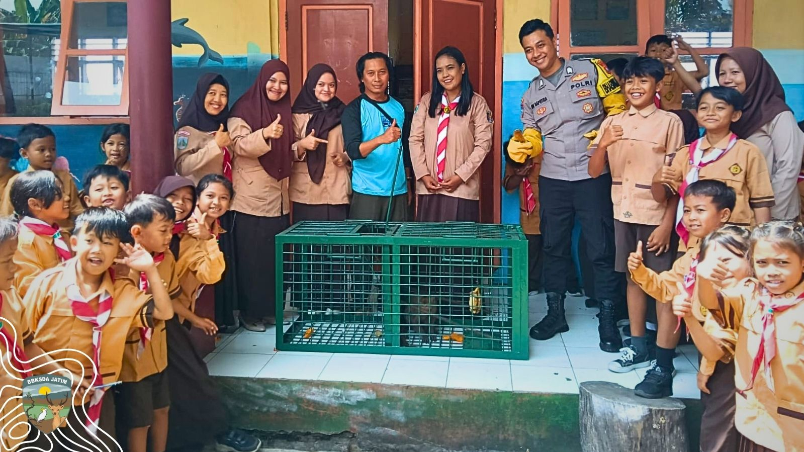 Banner Belajar dari Tamu Tak Diundang di SDN 1 Kabat
