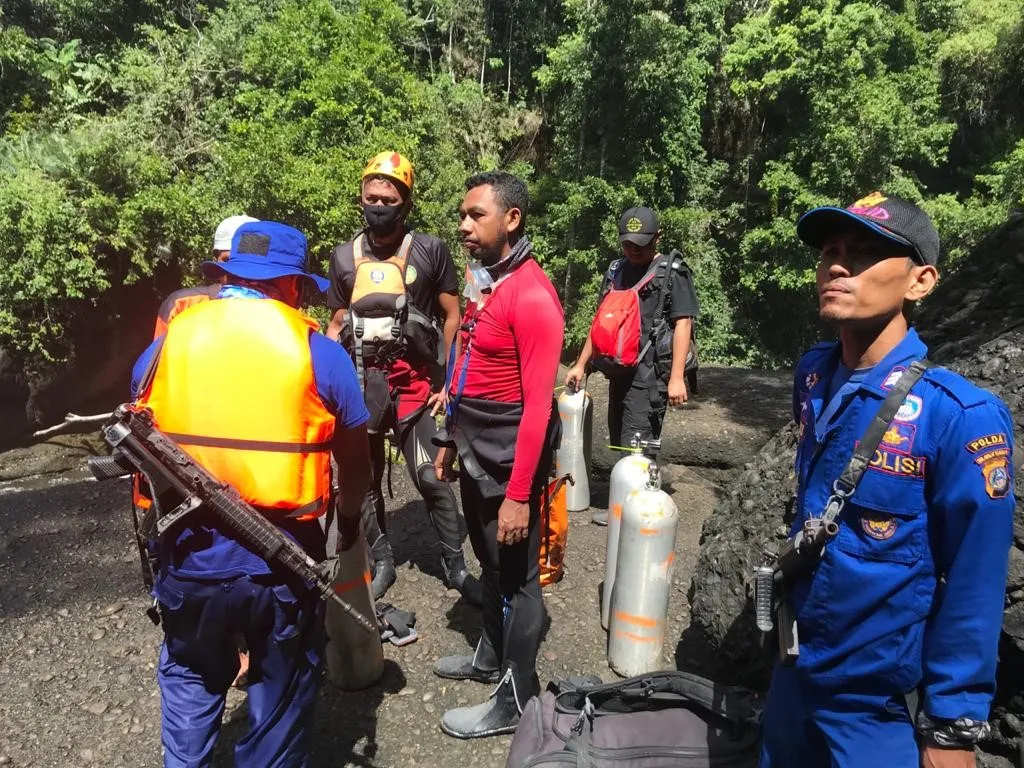 Banner Penyelam TN Kepulauan Togean Cari Korban Tenggelam Di Desa Kalemba
