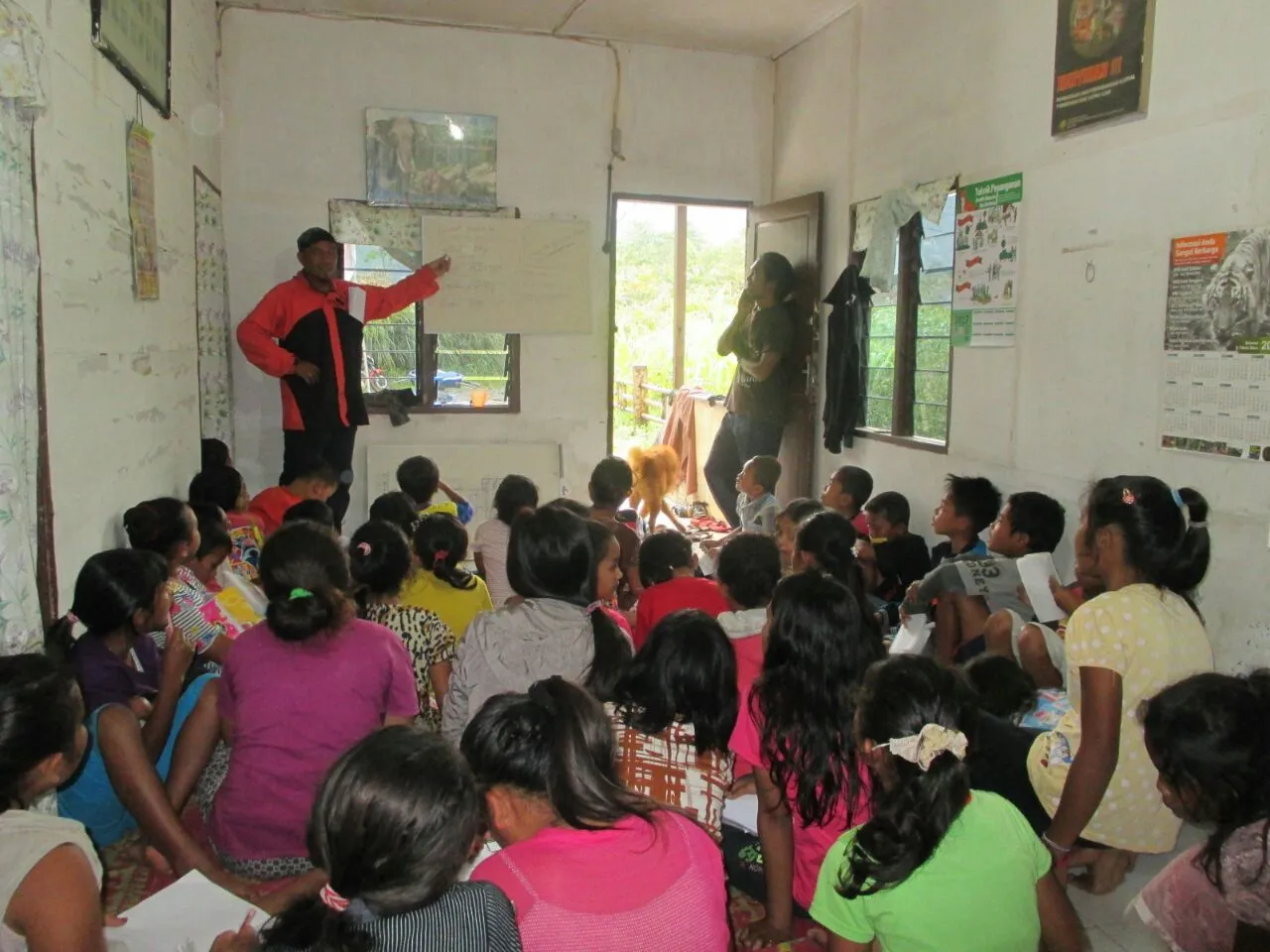 Banner Kursus Bahasa Inggris, Cara Unik Diplomasi Konservasi Kepada Masyarakat
