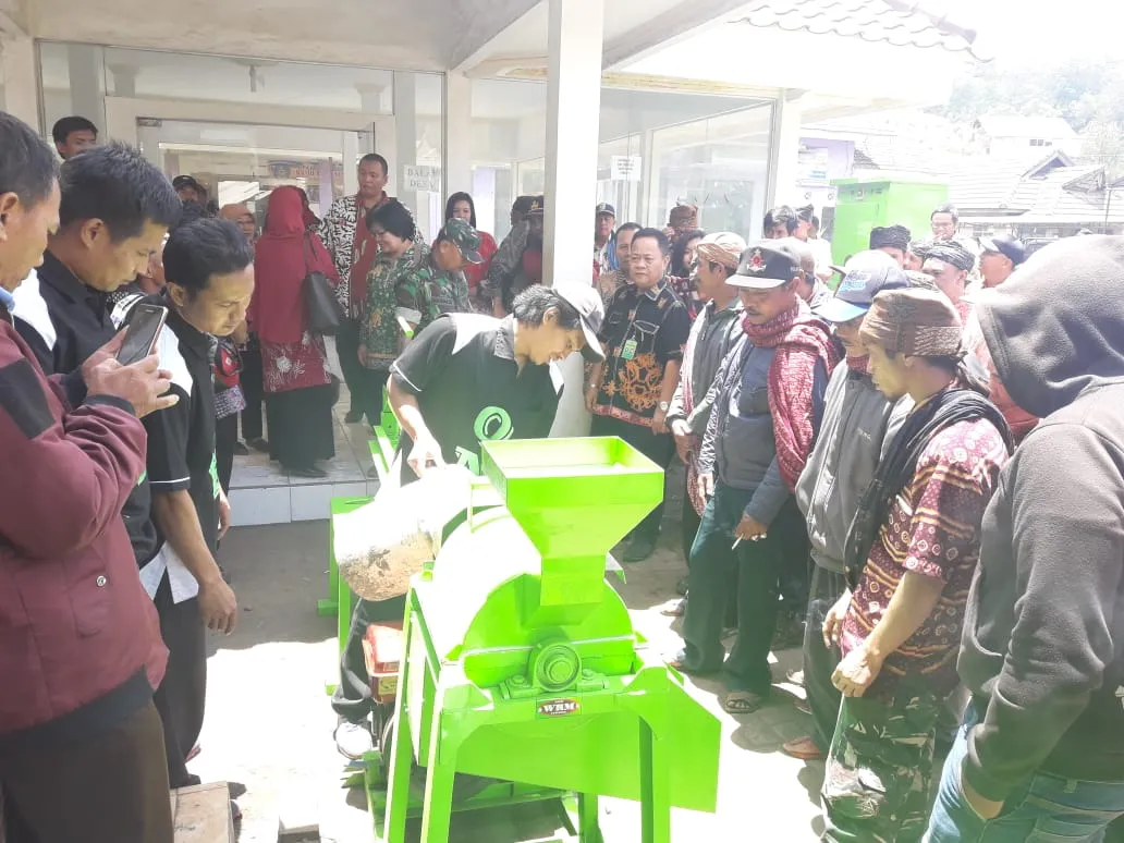 Banner BBTN Bromo Tengger Semeru Realisasikan Bantuan Alat Pembuat Briket Arang di Ranu Pani