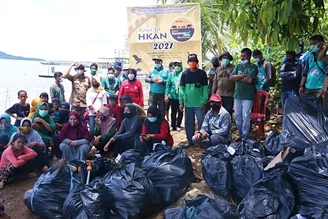 Banner Road to HKAN 2021: Bersih Sampah dan Tanam Mangrove di TWA BUSUWA