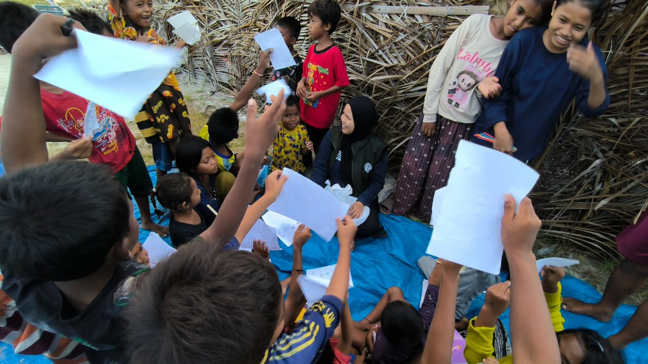 Banner Personel Taman Nasional Taka Bonerate Gelar Kelas Konservasi di Pulau Latondu