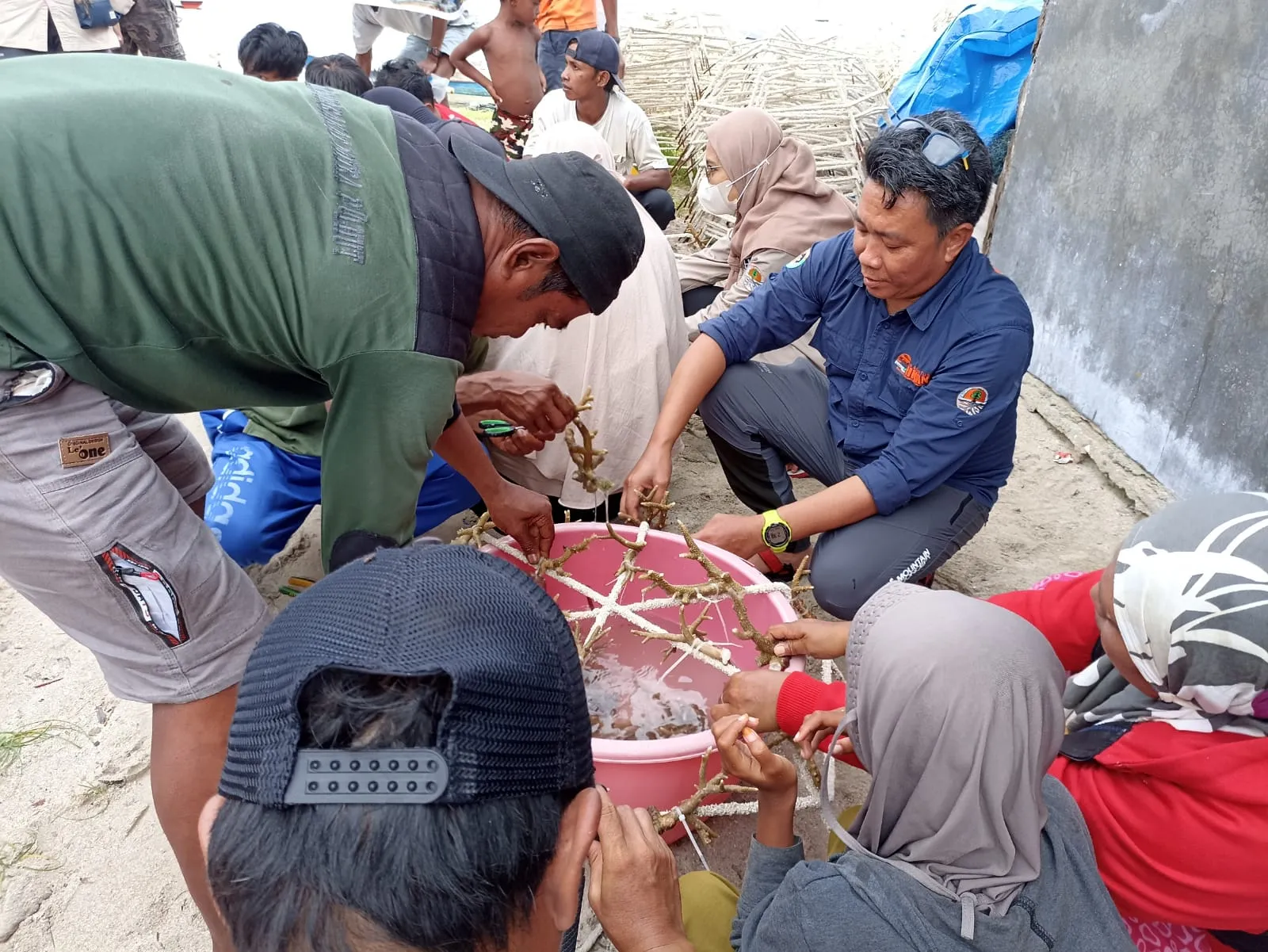 Banner Kepala Balai TN Taka Bonerate Sambangi Desa Latondu Melihat Transplantasi Karang
