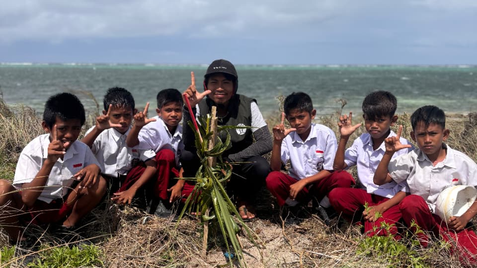 Banner Lestarikan Lahan Basah, Taka Bonerate Hijaukan Pesisir dengan Cemara Laut