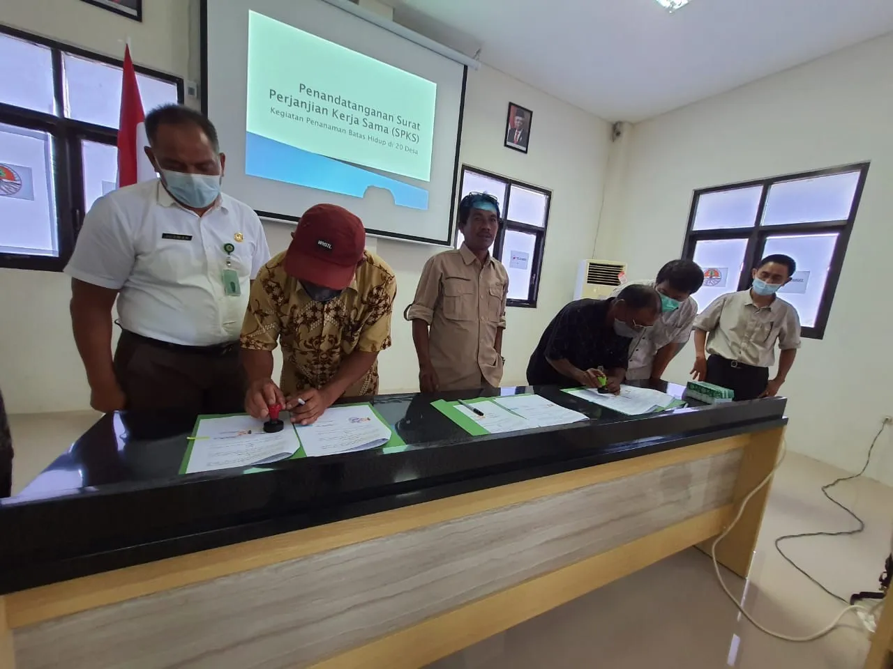 Banner Kerjasama Living Boundary di 20 Desa Sekitar Kawasan TN Lore Lindu