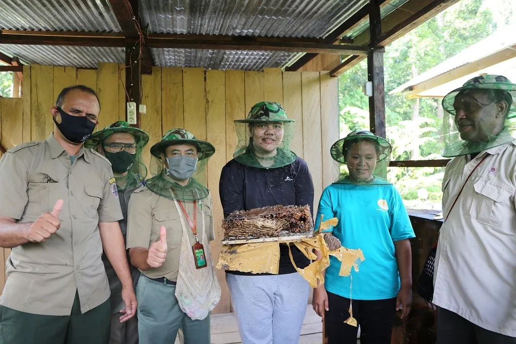 Banner Budidaya Lebah Trigona: Merawat Peradaban Menjaga Alam Sorong