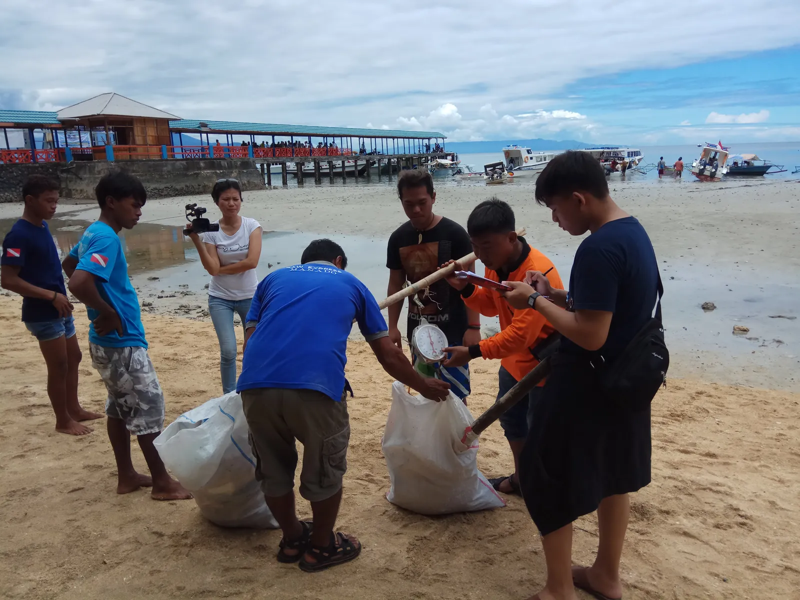 Banner Clean Up Sampah Bunaken Untuk Peringati Hari Bumi