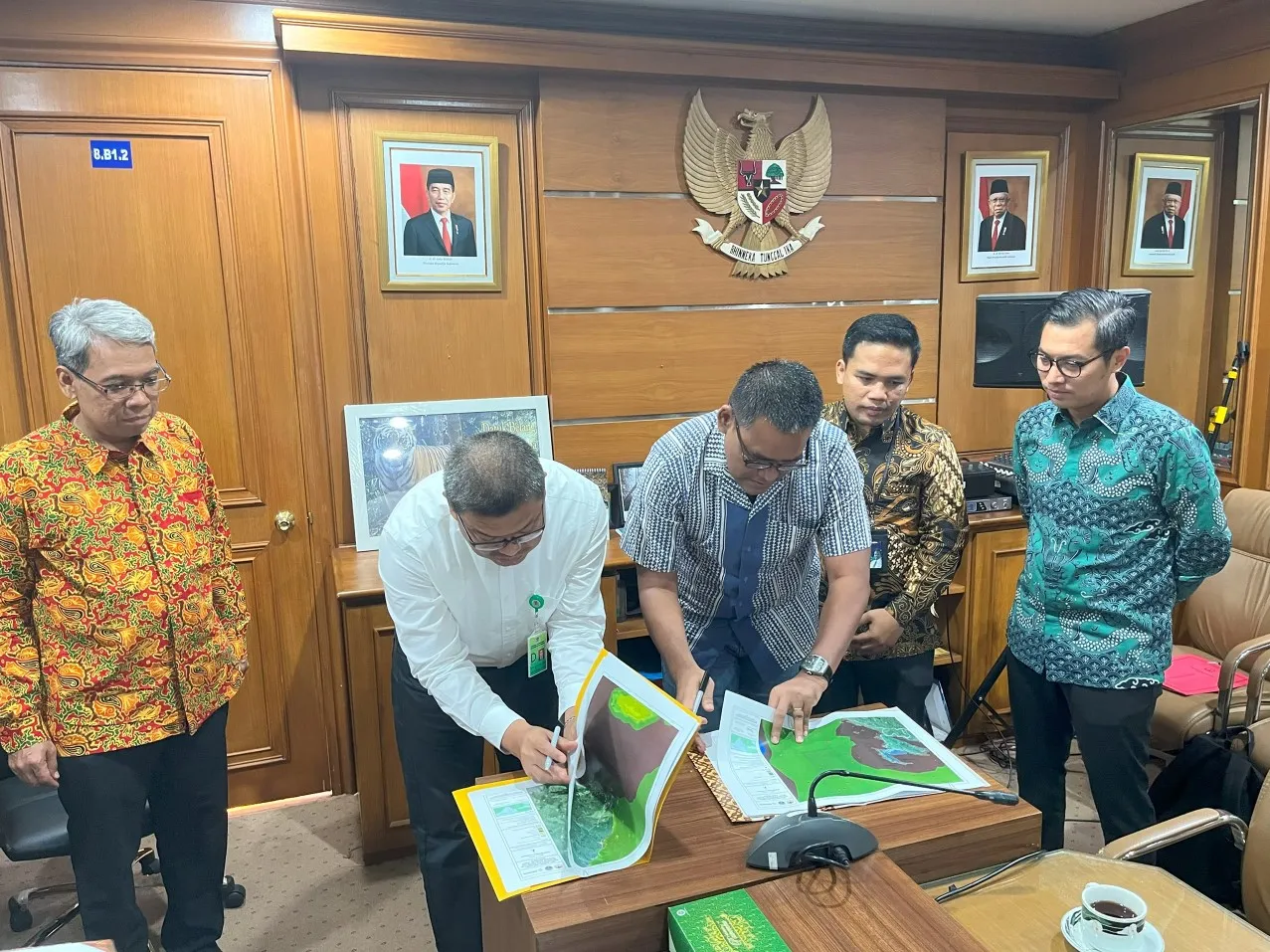 Banner Komitmen Jaga Kelestarian Hiu Paus di TN Teluk Cenderawasih