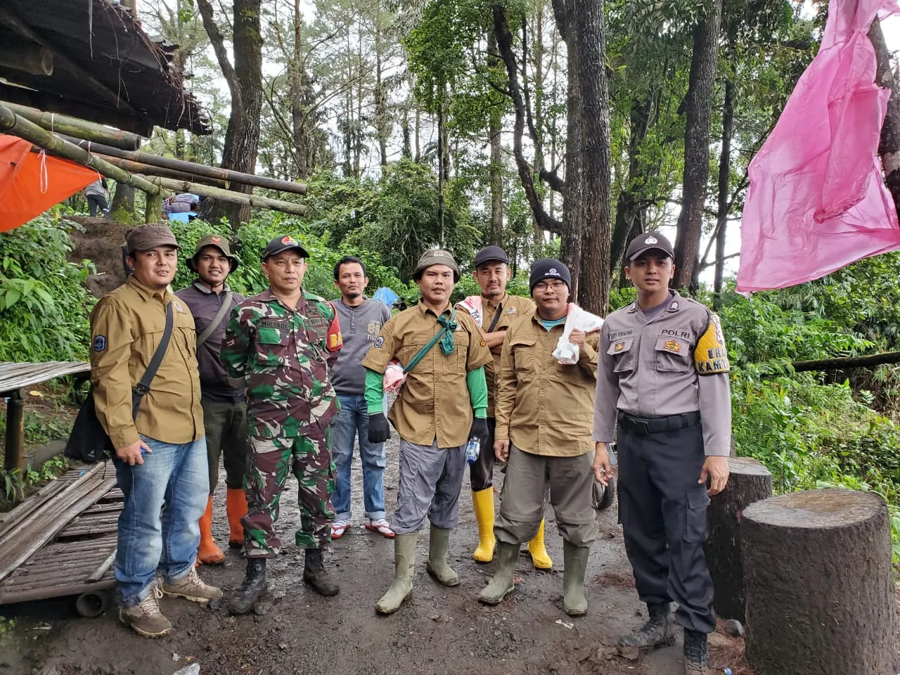 Banner Aksi Bersih Gunung, BKSDA Sumbar Mengajak Masyarakat Peduli Lingkungan.
