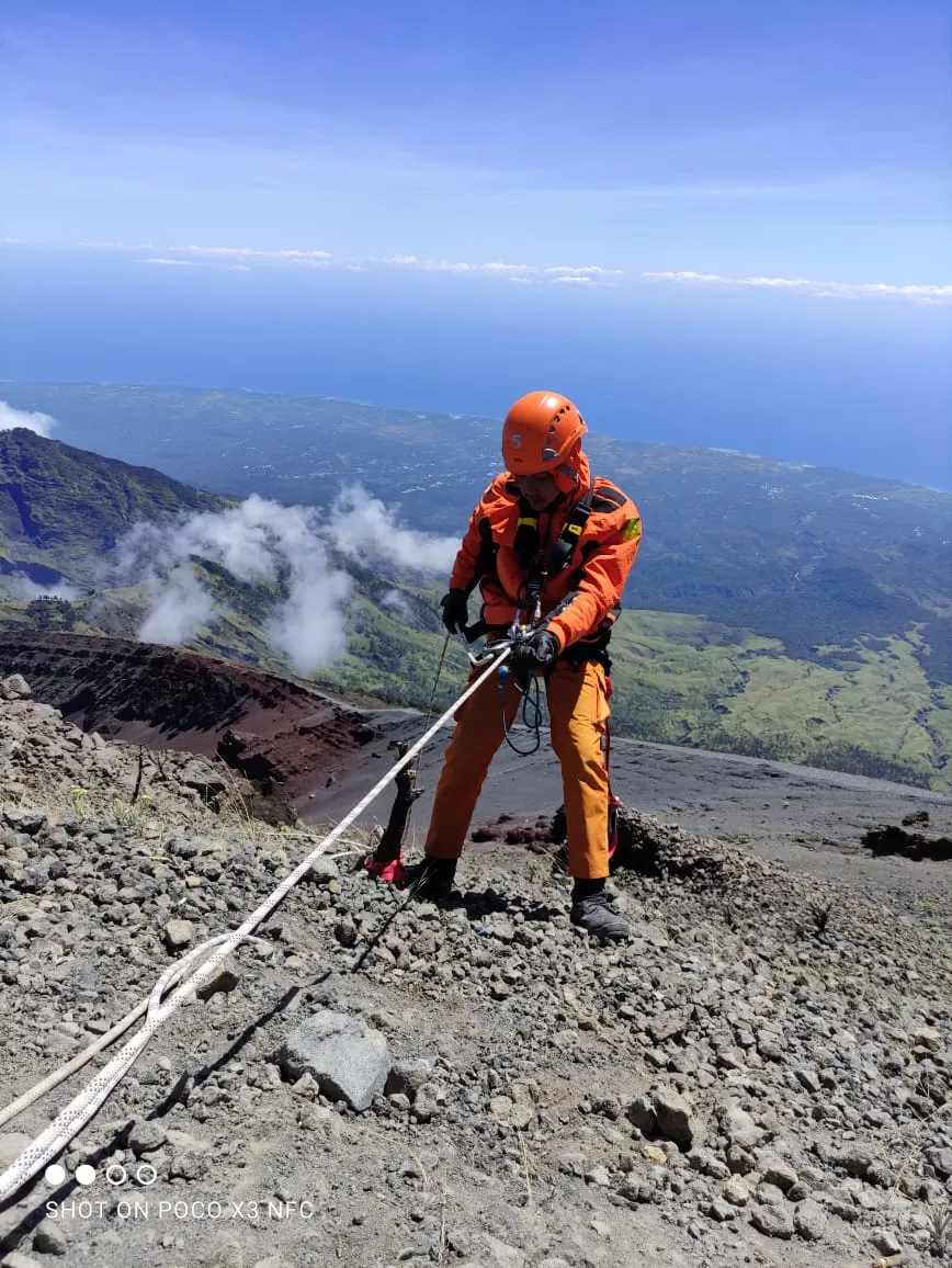 Banner Vertical Rescue Di Ketinggian 3.726 Mdpl