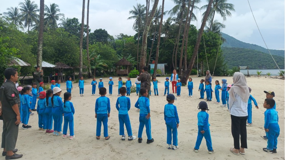 Banner Karimunjawa Menyemai Asa Konservasi dari Tangan-tangan Mungil: 40 Tukik Penyu Sisik Kembali ke Laut