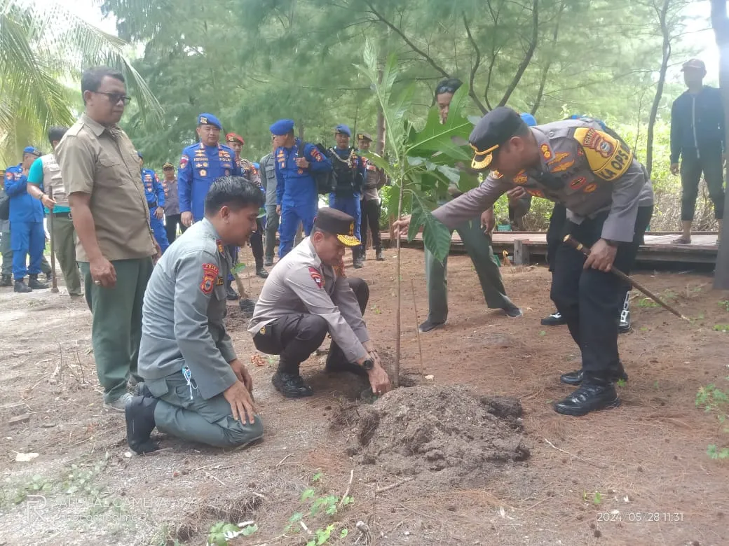 Banner Kunjungan Ke Pulau Tinabo, Kapolda SulSel Irjen Andi Rian Ryacudu Djajadi Menanam Pohon