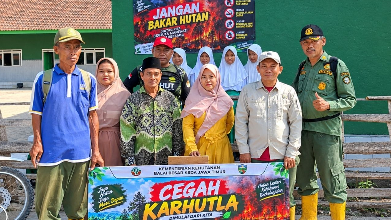 Banner Cegah Kebakaran di Saobi, BBKSDA Jatim Buat Sekat Bakar dan Edukasi Masyarakat