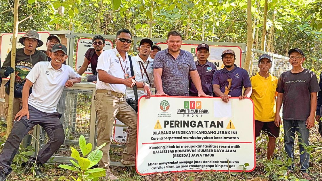 Banner Mengurai Konflik Melalui Kolaborasi, Bagaimana Multi Pihak Bersatu Menghadapi Babi Kutil Bawean di Pulau Bawean ?