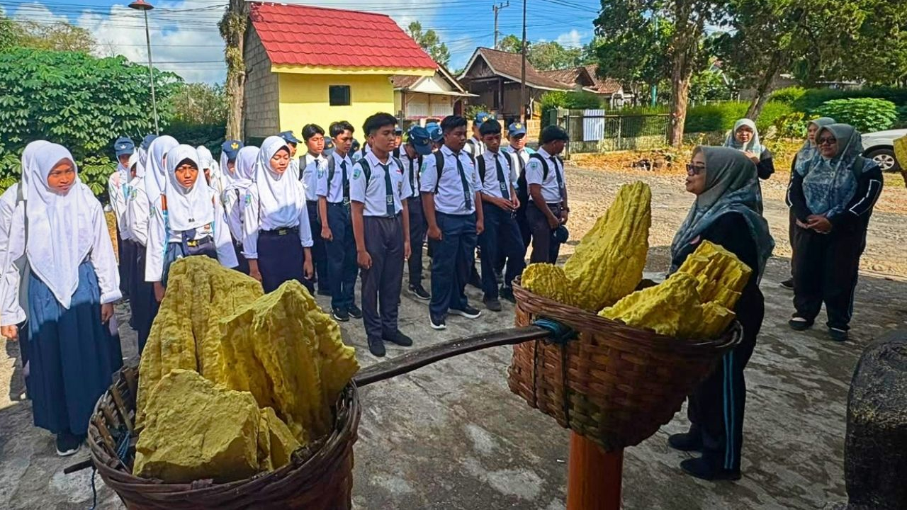 Banner Janji Hijau di Lereng Kawah Ijen, Saat Anak-Anak Belajar Menjaga Warisan Bumi