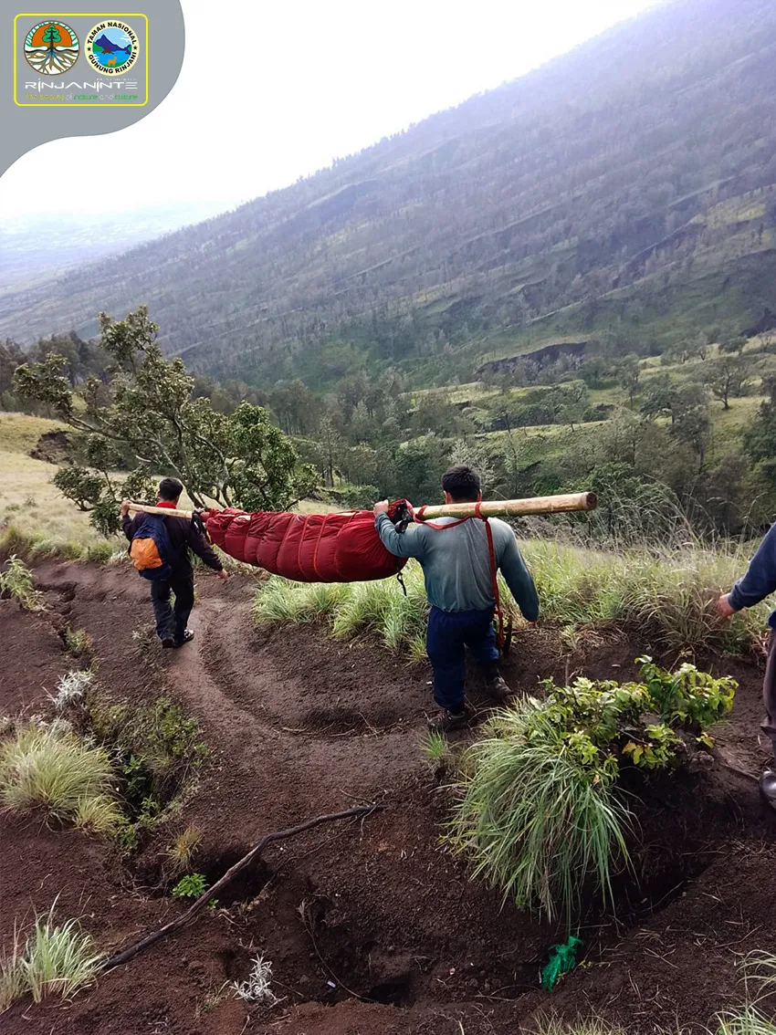 Banner Penanganan Pendaki Korban Open Trip di Rinjani