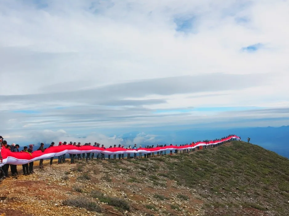 Banner Bendera Merah Putih 100 Meter Terbentang di Puncak Sorik Marapi