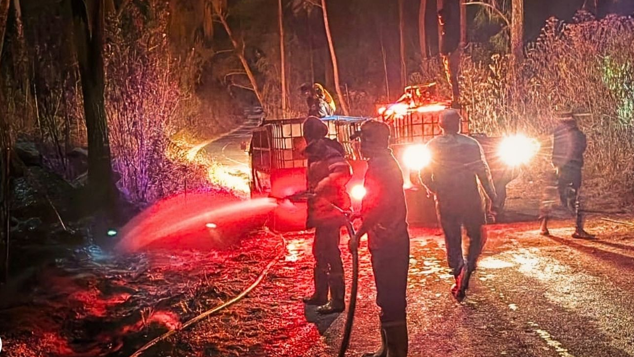 Banner Nyaris Batal Dibuka, Kawah Ijen Terbakar Lagi di Malam Hari